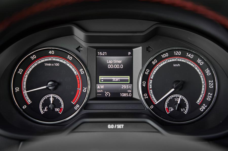 Панель приборов Skoda Octavia RS 245 Combi 2017 года  (WW) (фото 34 из 38)